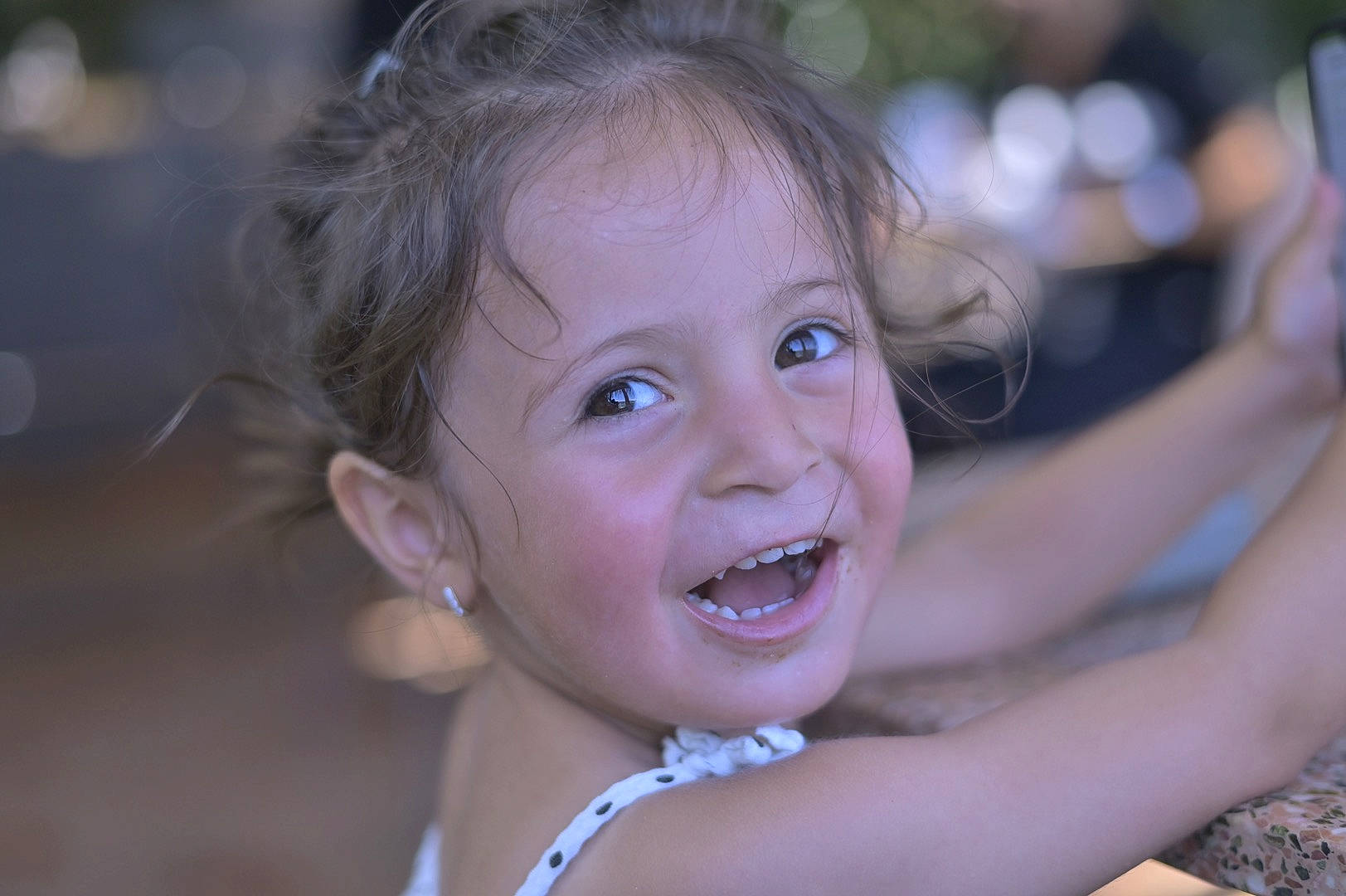 Alya participe au concours pour gagner de l'argent avec cette photo : blond, brown_hair, cheek, child, eye, eyelash, flash_photography, fun, gesture, grass, hair, happy, head, human_body, iris, leisure, lip, nose, person, smile