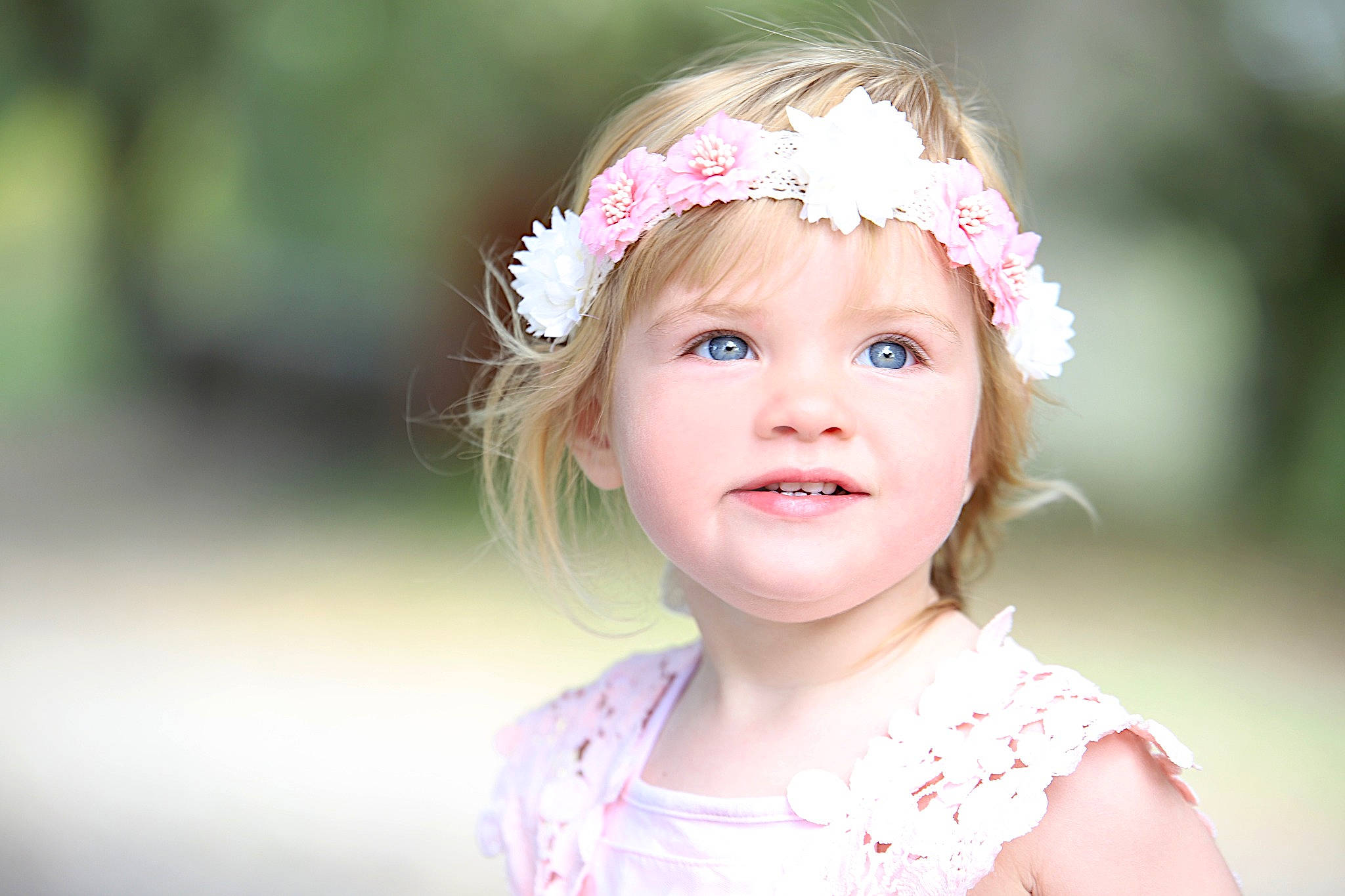 Camille participe au concours pour gagner de l'argent avec cette photo : baby, blond, child, eye, eyelash, flash_photography, fun, grass, hair_accessory, happy, headband, headgear, headpiece, headwear, iris, jewellery, person, pink, plant, skin