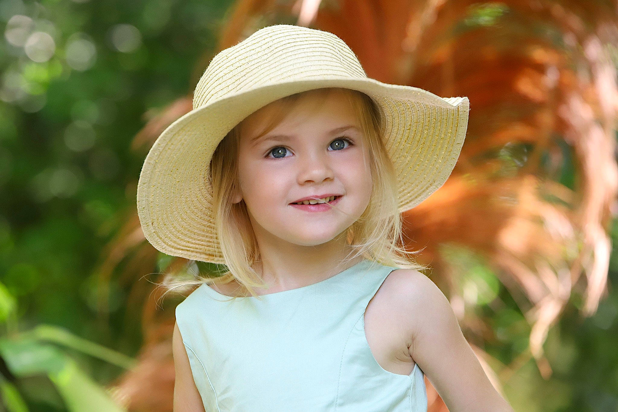 Camille participe au concours pour gagner de l'argent avec cette photo : clothing, face, facial_expression, flash_photography, grass, happy, hat, headgear, headwear, joy, lip, mammal, people_in_nature, person, photograph, plant, skin, smile, summer, sun_hat