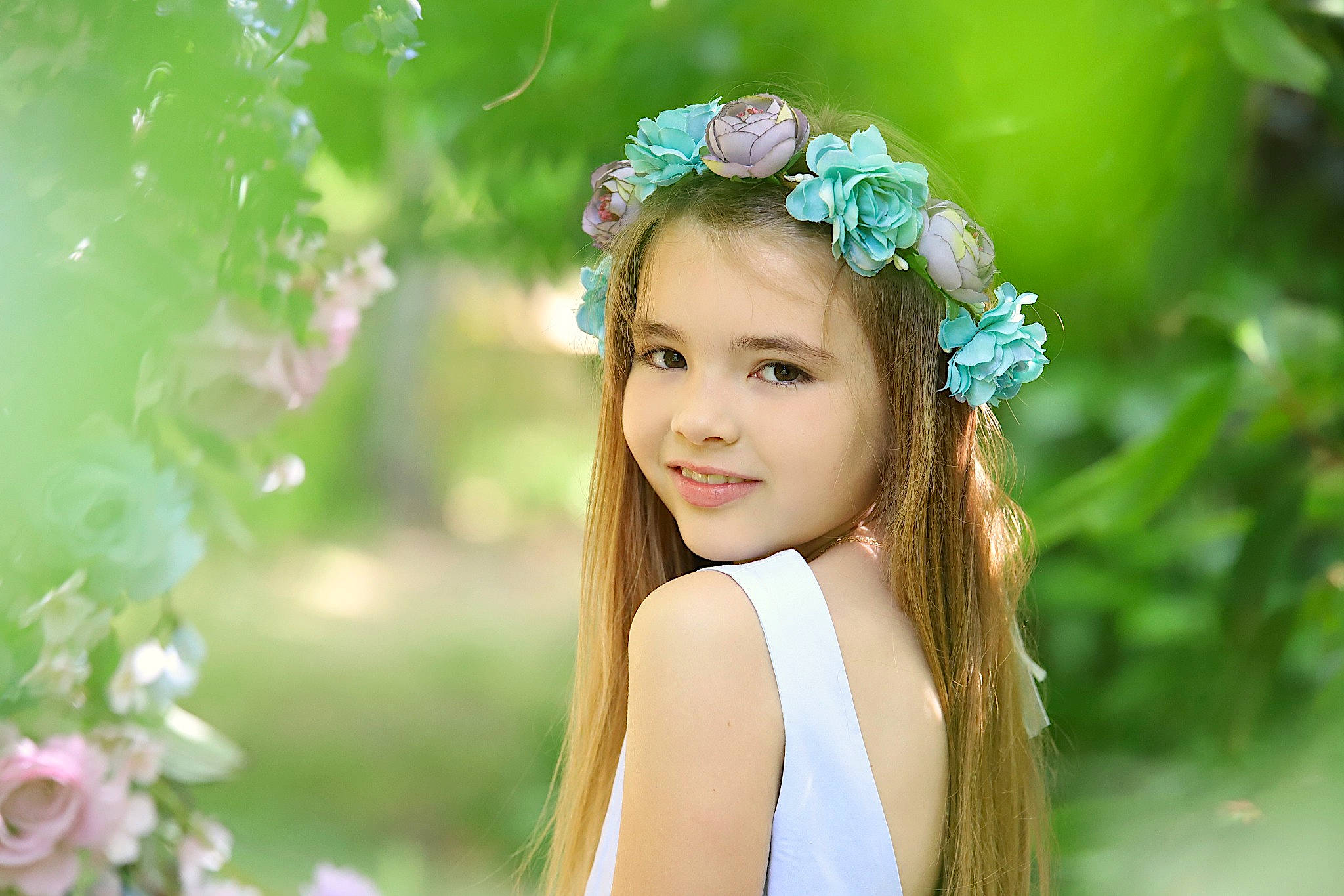 Emilia a rejoint le concours — aidez-le/la à gagner de superbes lots ! beauty, botany, branch, child, flash_photography, flower, grass, hair_accessory, hairstyle, happy, headband, headpiece, jewellery, joy, leaf, people_in_nature, person, petal, plant, smile
