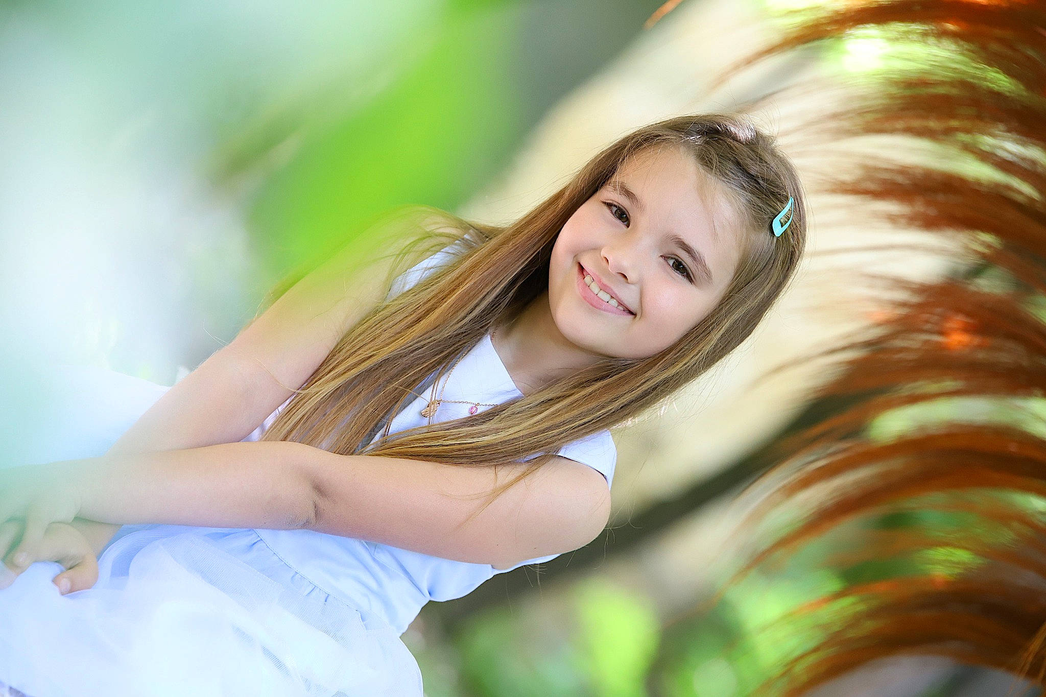 Emilia a rejoint le concours — aidez-le/la à gagner de superbes lots ! blond, brown_hair, child, dress, eye, eyelash, fashion, flash_photography, fun, grass, happy, joy, leisure, lip, long_hair, people_in_nature, person, skin, smile, sunlight