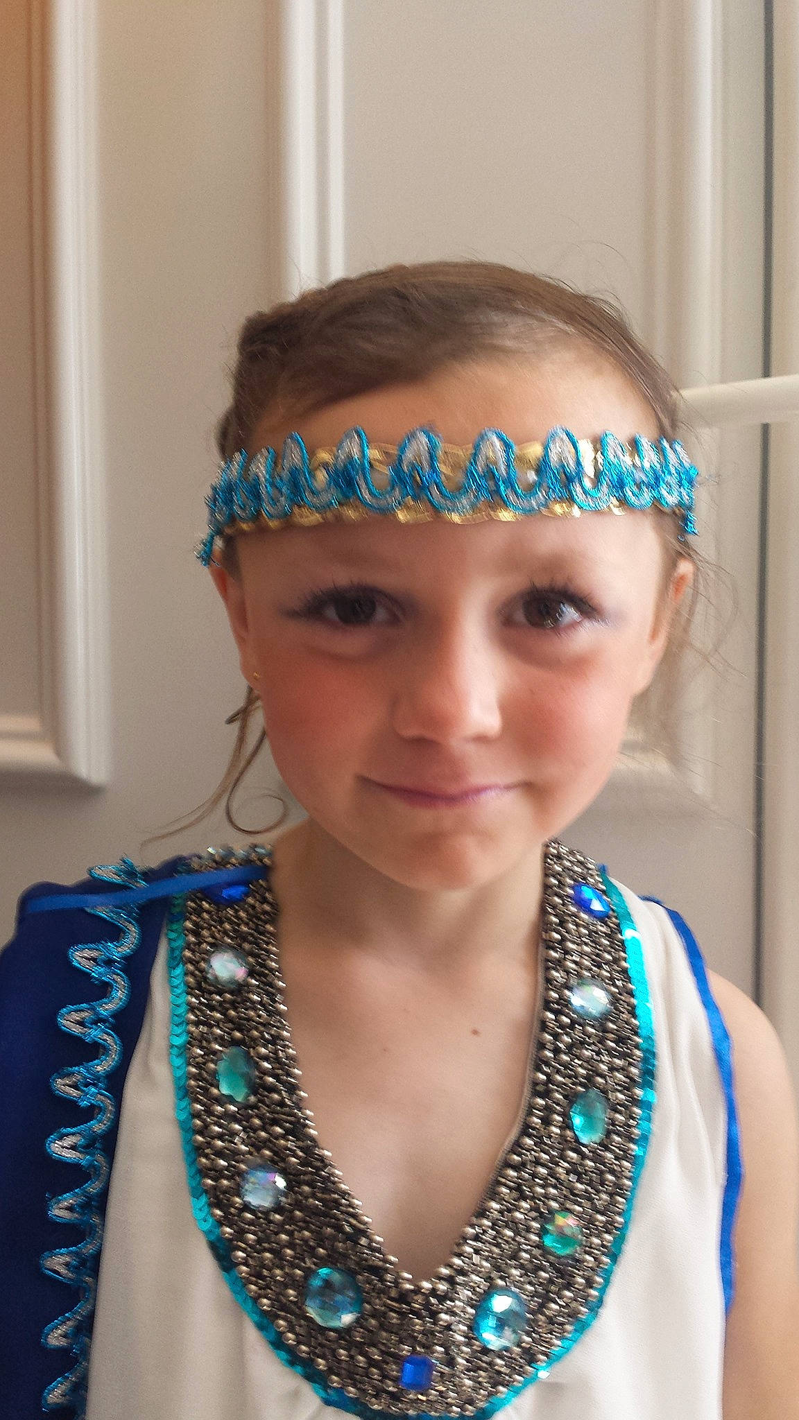 Celia a rejoint le concours — aidez-le/la à gagner de superbes lots ! chin, clothing, electric_blue, eyebrow, fashion_accessory, forehead, hair, hair_accessory, hair_tie, hairstyle, head, headband, headgear, headpiece, jewellery, joy, neck, person, turquoise