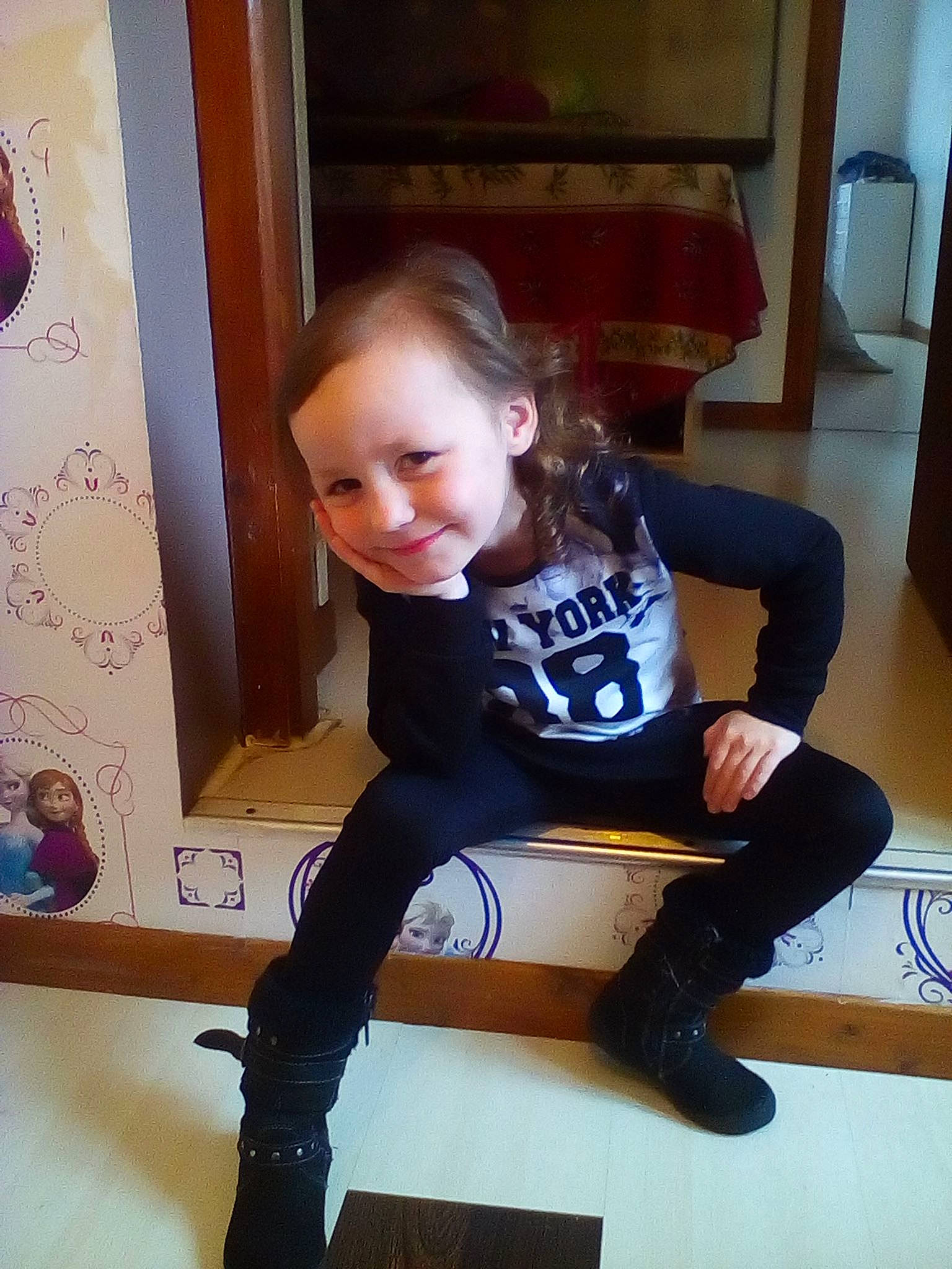 Celia participe au concours pour gagner de l'argent avec cette photo : child, floor, joy, knee, leg, person, sitting, standing, toddler