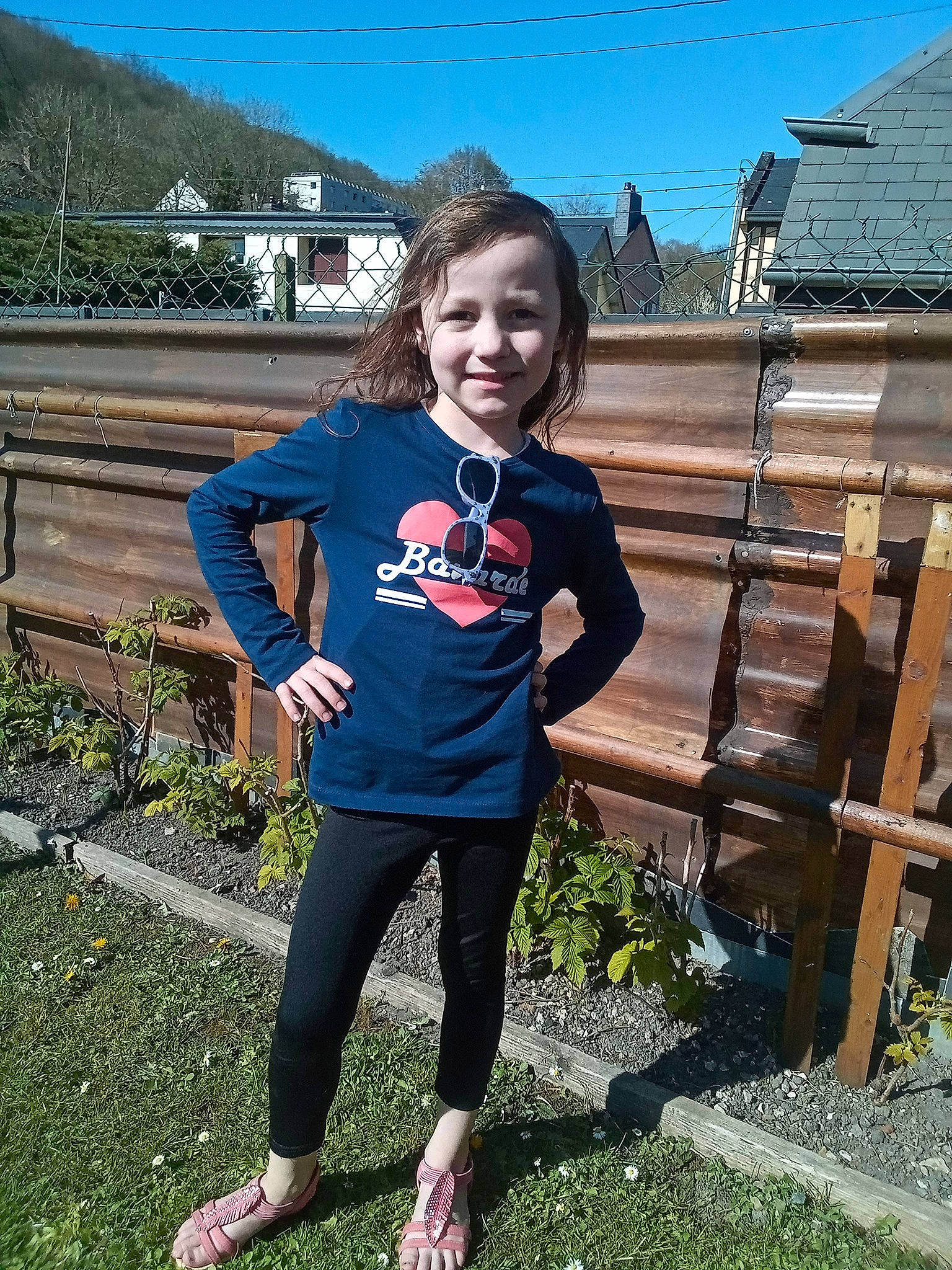 Celia a rejoint le concours — aidez-le/la à gagner de superbes lots ! child, grass, jacket, joy, outerwear, person, plant, smile, t_shirt, vacation