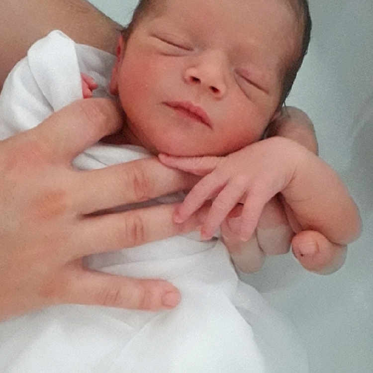 Tess a rejoint le concours — aidez-le/la à gagner de superbes lots ! baby, baby_skin, care, closeup, cute, gentle, hands, human, infant, love, newborn, parent, peaceful, portrait, resting, skin, sleeping, soft_light, tenderness, white_cloth