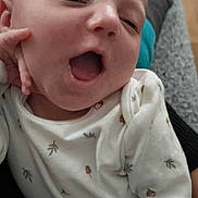 Ezio a rejoint le concours — aidez-le/la à gagner de superbes lots ! baby, infant, onesie, yawn, cute, face, hand, cozy, smiling, portrait, child, resting, soft, cushion, blanket, indoor, clothing, skin, expression, closeup