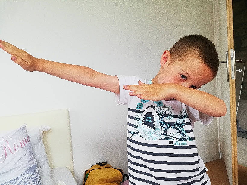 Mathys participe au concours pour gagner de l'argent avec cette photo : arm, cool, elbow, finger, gesture, happy, human_body, human_leg, joint, leg, luggage_and_bags, neck, person, shoulder, sleeve, t_shirt, thigh, thumb, trunk, waist