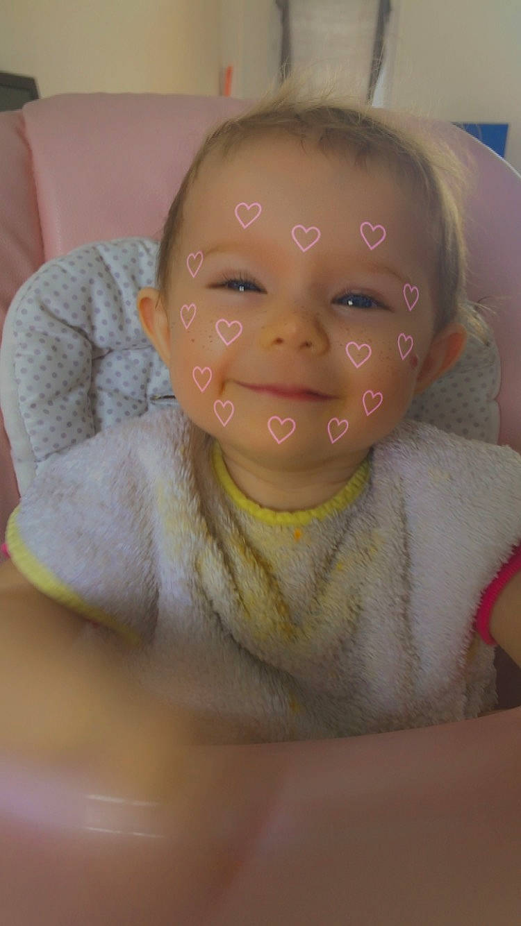 Louise participe au concours pour gagner de l'argent avec cette photo : cheek, chest, child, comfort, ear, eyebrow, eyelash, flesh, fun, happy, headgear, jaw, joy, lip, nose, paint, person, selfie, temple, throat