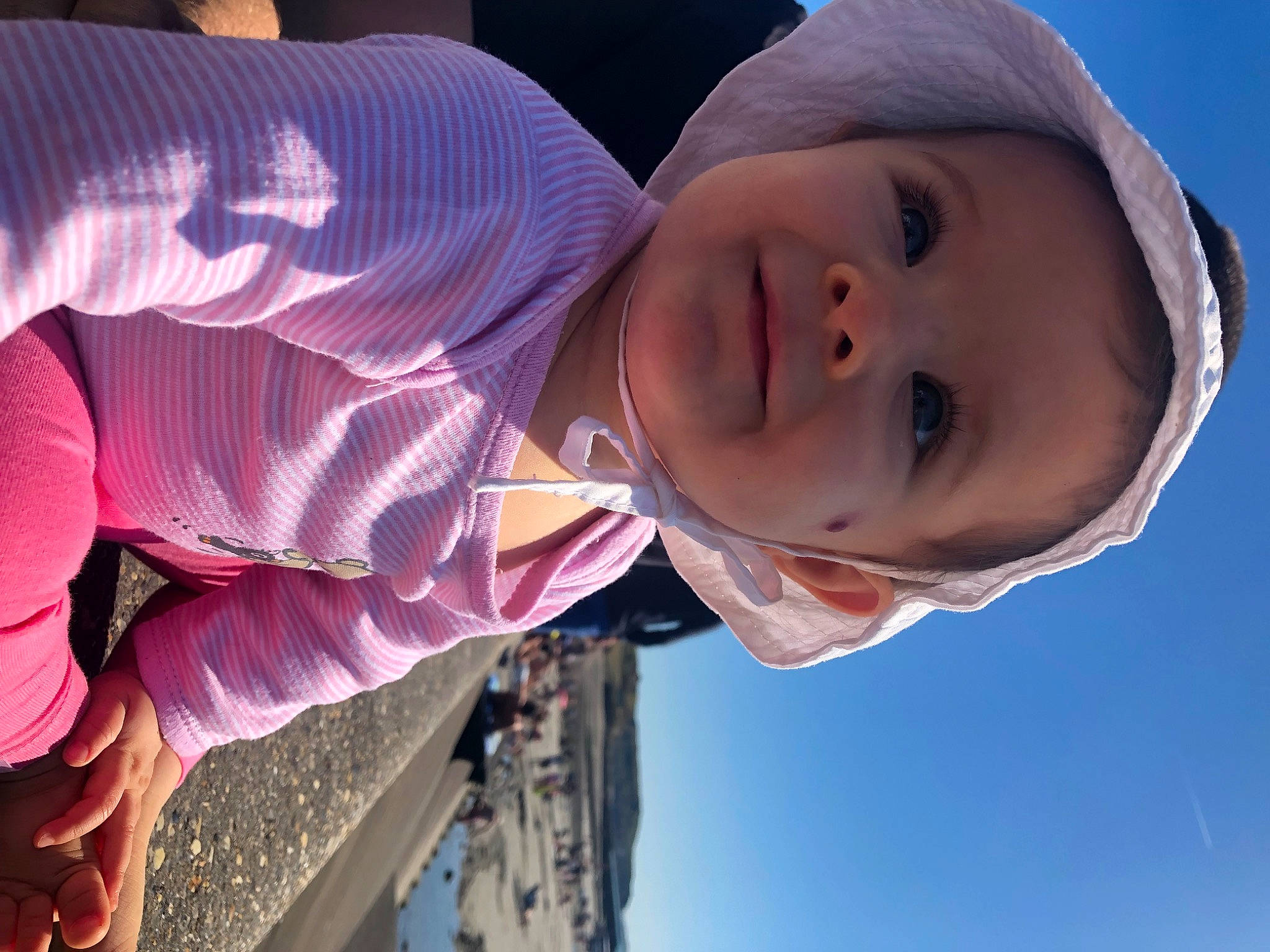 Louise a rejoint le concours — aidez-le/la à gagner de superbes lots ! baby, cap, child, cool, electric_blue, eyewear, fashion_accessory, fun, happy, hat, joy, leisure, lip, mouth, nose, person, pink, sky, smile, toddler