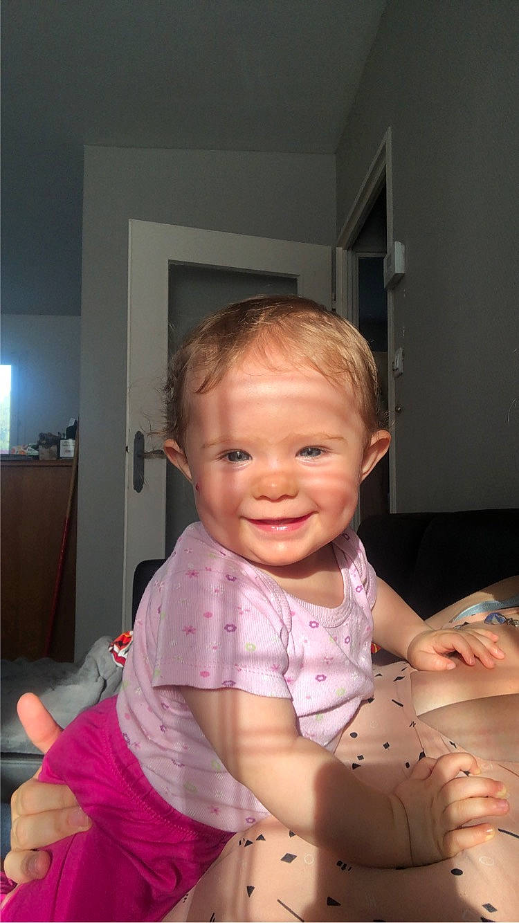 Louise a rejoint le concours — aidez-le/la à gagner de superbes lots ! baby, baby_toddler_clothing, cheek, chin, eye, facial_expression, floor, flooring, fun, happy, head, human_body, iris, joint, joy, person, shoulder, skin, sleeve, smile