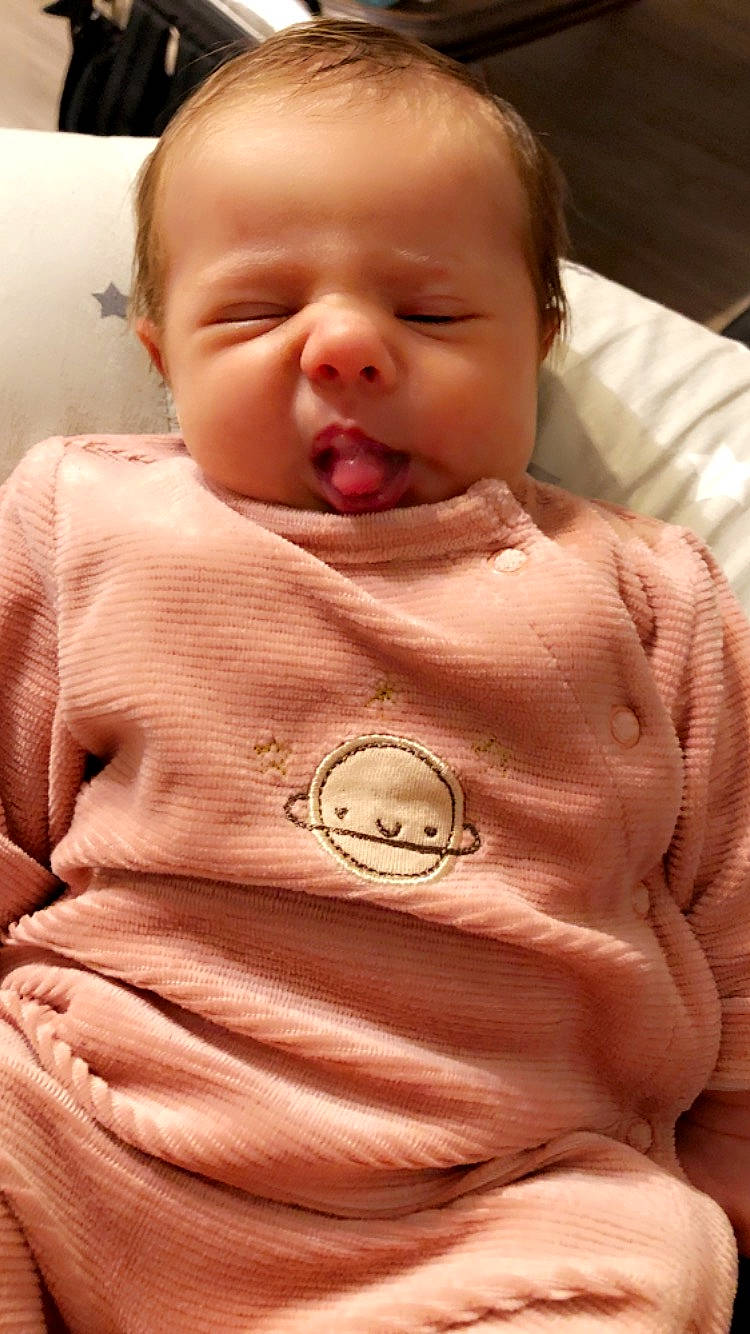 Louise participe au concours pour gagner de l'argent avec cette photo : baby, baby_toddler_clothing, cheek, child, chin, comfort, eye, eyebrow, face, head, human_body, iris, lip, mouth, neck, nose, person, pink, skin, sleeve