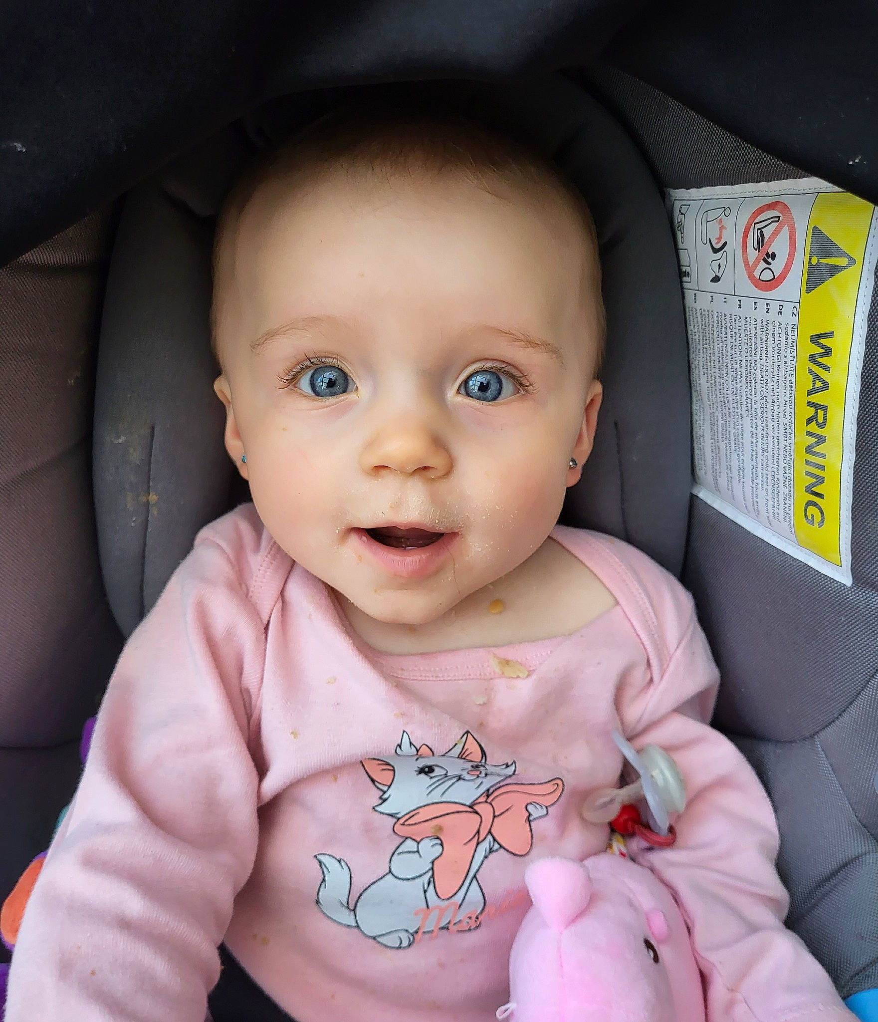 Julia a rejoint le concours — aidez-le/la à gagner de superbes lots ! baby, baby_toddler_clothing, black, cheek, comfort, cool, eye, eyebrow, facial_expression, finger, happy, iris, lip, mouth, nose, person, skin, sleeve, smile, toddler