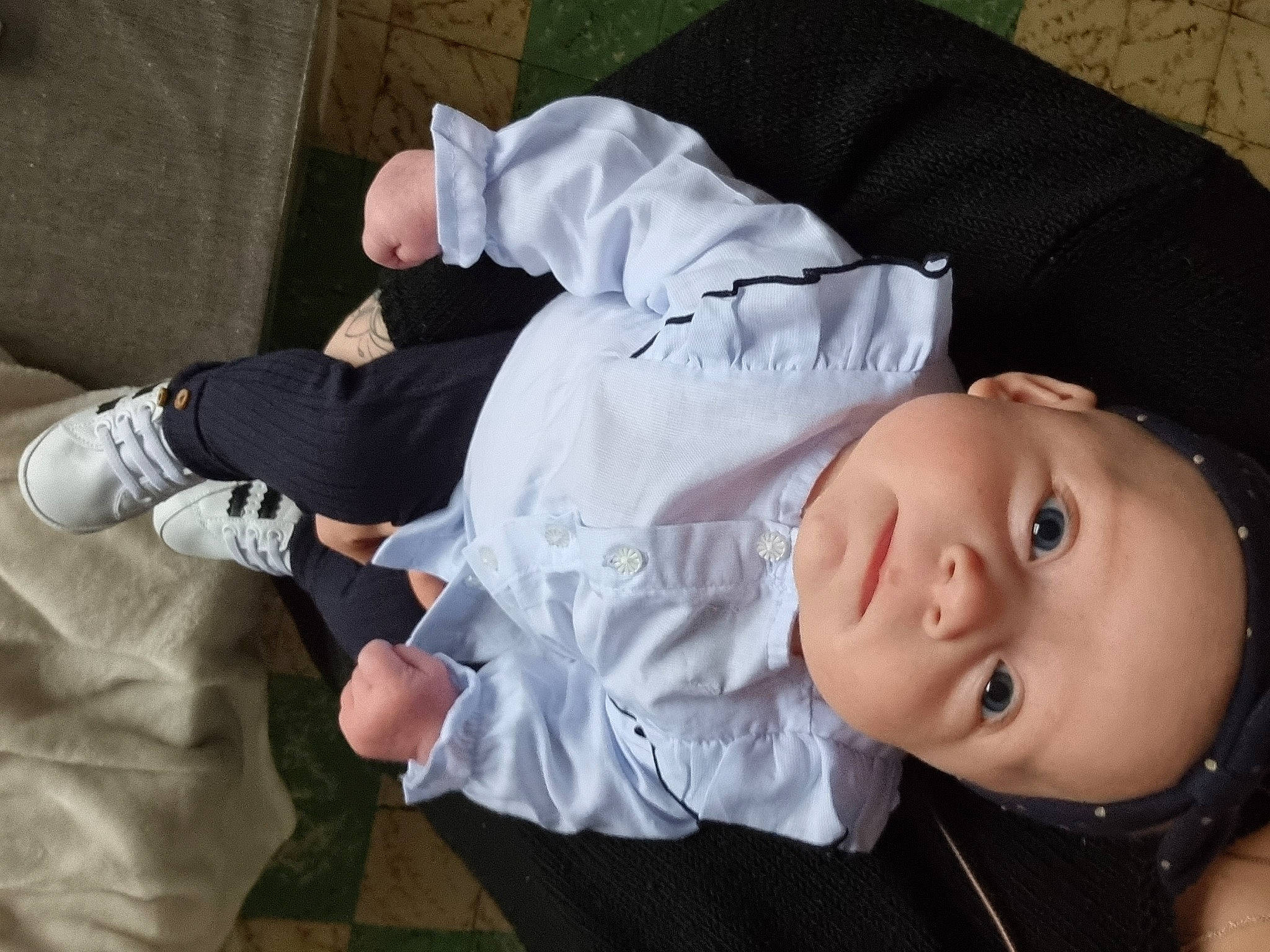 Julia a rejoint le concours — aidez-le/la à gagner de superbes lots ! baby, baby_products, baby_toddler_clothing, child, comfort, eyelash, flash_photography, grass, human_body, joint, nap, person, portrait_photography, room, sitting, sleeve, smile, toddler, tree, uniform