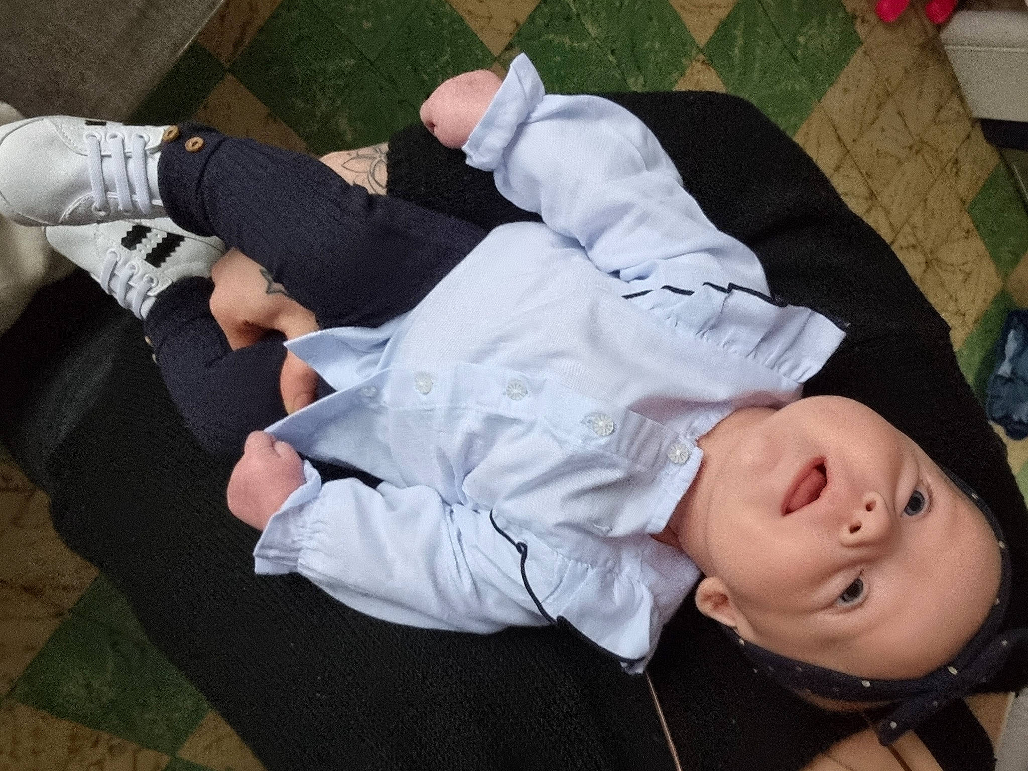 Julia a rejoint le concours — aidez-le/la à gagner de superbes lots ! child, comfort, elbow, foot, formal_wear, fun, gesture, grass, human_leg, jewellery, joint, knee, lap, person, sitting, smile, suit, thigh, tree, uniform