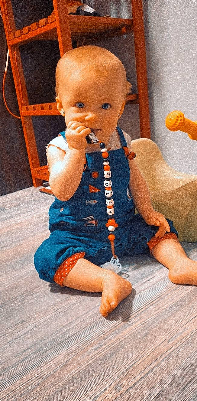 Julia a rejoint le concours — aidez-le/la à gagner de superbes lots ! baby, baby_products, baby_safety, baby_toddler_clothing, chair, child, eye, flooring, foot, fun, human_leg, pattern, person, play, room, sitting, skin, sleeve, thumb, toddler