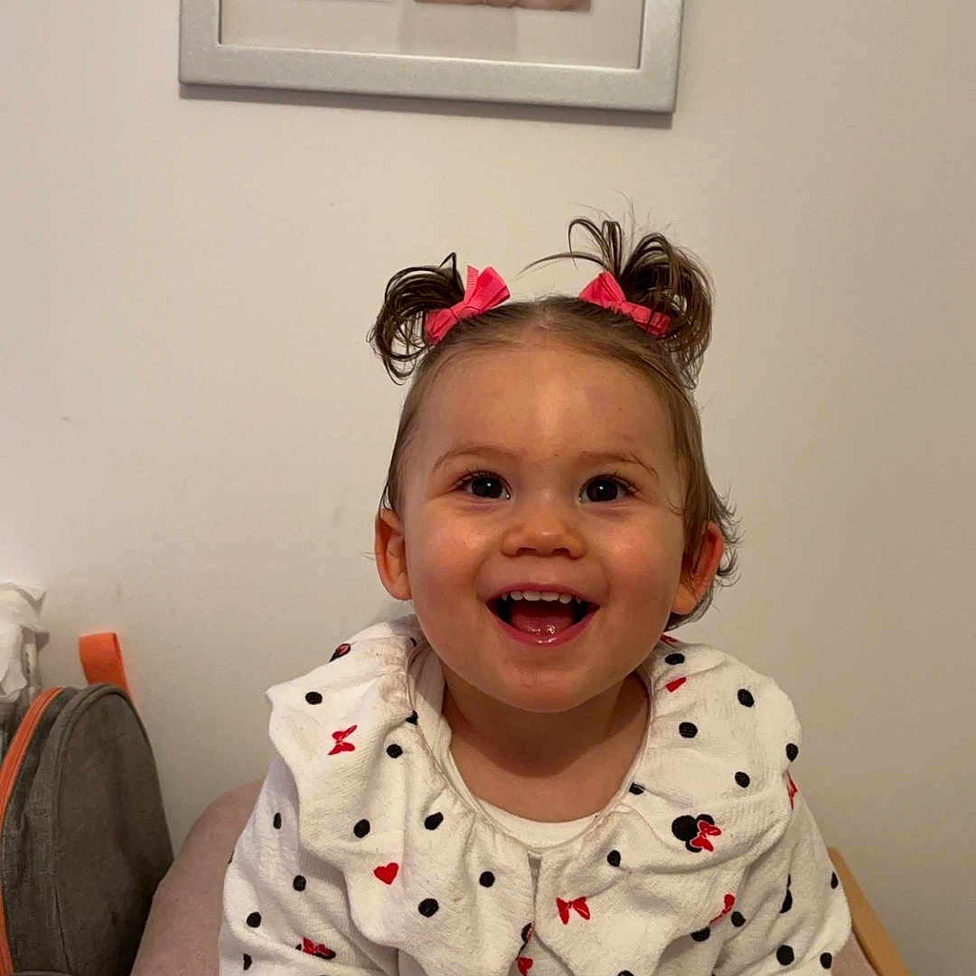 Mia a rejoint le concours — aidez-le/la à gagner de superbes lots ! accessories, baby, bodypart, clothing, face, furniture, glasses, happy, head, indoors, laughing, mouth, pajamas, person, photography, plant, portrait, pottedplant, smile, teeth