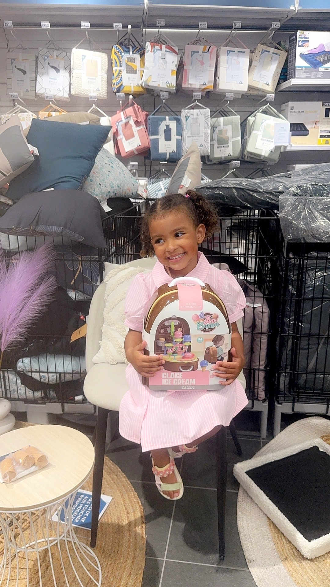 Rynade a rejoint le concours — aidez-le/la à gagner de superbes lots ! chair, child, cute, floor, footwear, girl, hair, happy, home_goods, ice_cream_set, indoor, person, pillow, pink_dress, rug, shopping, smile, store, table, toy