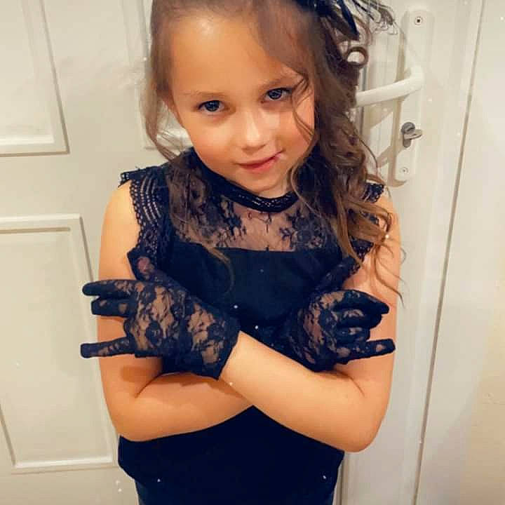 Lena participe au concours pour gagner de l'argent avec cette photo : arm, cool, dress, ear, eyelash, gesture, hair, hand, happy, human_body, iris, joy, long_hair, neck, person, sleeve, smile, thumb, toddler, trunk