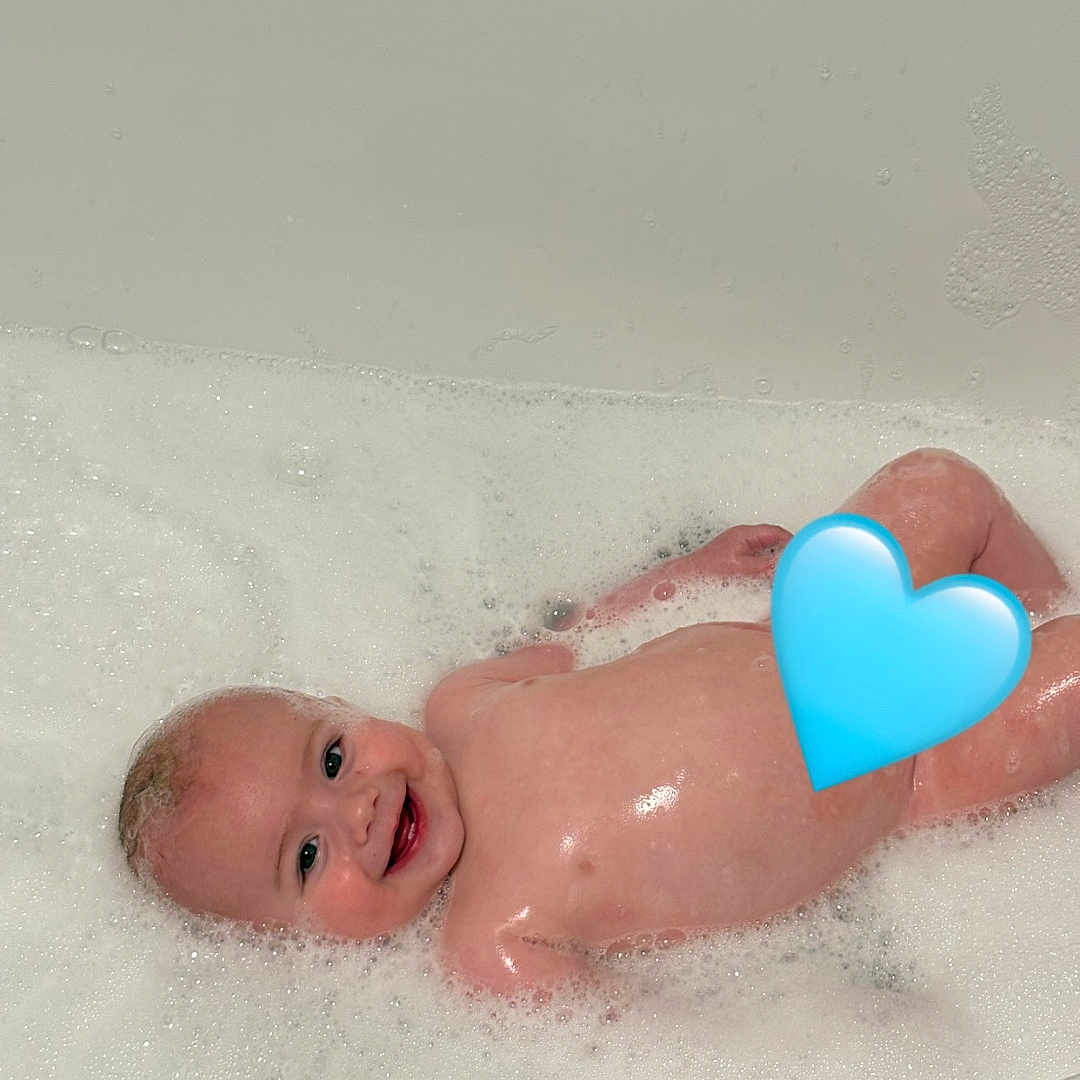 Eugène participe au concours pour gagner de l'argent avec cette photo : baby, bath, bathtub, bubbles, care, child, cute, emotion, face, foam, happy, head, infant, naked, playful, relaxing, skin, smiling, water, wet