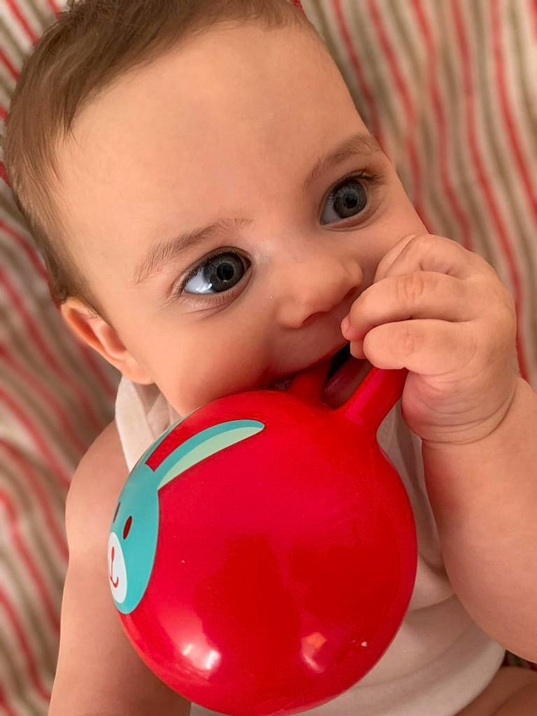 Louise participe au concours pour gagner de l'argent avec cette photo : baby, baby_playing_with_toys, baby_toys, ball, child, face, hand, head, mouth, person, play, red, stethoscope, toddler