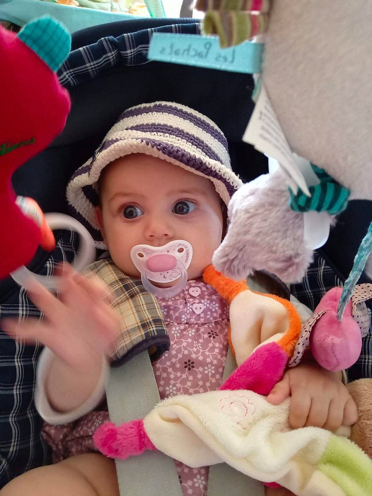 Louise a rejoint le concours — aidez-le/la à gagner de superbes lots ! baby, baby_products, child, finger, headgear, headwear, person, pink, play, product, stuffed_toy, toddler, toy