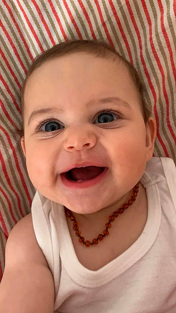 Louise participe au concours pour gagner de l'argent avec cette photo : baby, baby_making_funny_faces, cheek, child, chin, eyebrow, face, facial_expression, forehead, head, jaw, joy, laugh, lip, mouth, nose, person, skin, smile, surprised