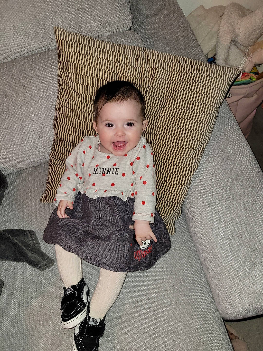 Gina a rejoint le concours — aidez-le/la à gagner de superbes lots ! baby, baby_toddler_clothing, child, comfort, couch, grey, human_leg, joy, knee, leg, linens, mammal, pattern, person, product, sandal, sitting, sleeve, smile, sock