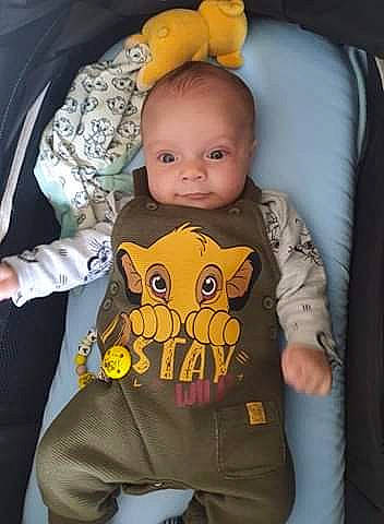 Aaron participe au concours pour gagner de l'argent avec cette photo : baby, child, ear, outerwear, person, sleeve, toddler, yellow