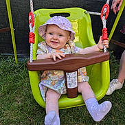 Lyanna a rejoint le concours — aidez-le/la à gagner de superbes lots ! baby, child, clothing, footwear, fun, garden, grass, green, hand, happy, hat, outdoor, person, play, purple, rope, smile, sock, summer, swing