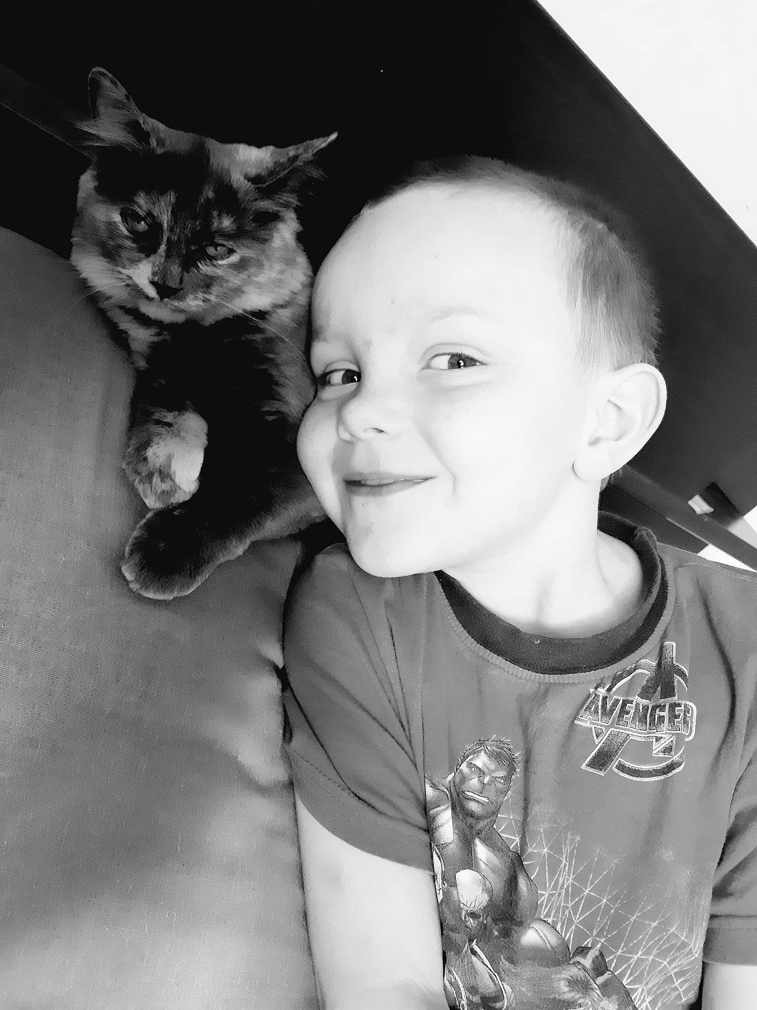 Matheo a rejoint le concours — aidez-le/la à gagner de superbes lots ! black, black_and_white, cat, cheek, child, eye, face, facial_expression, felidae, head, joy, monochrome, nose, organ, person, photograph, skin, small_to_medium_sized_cats, snapshot, standing