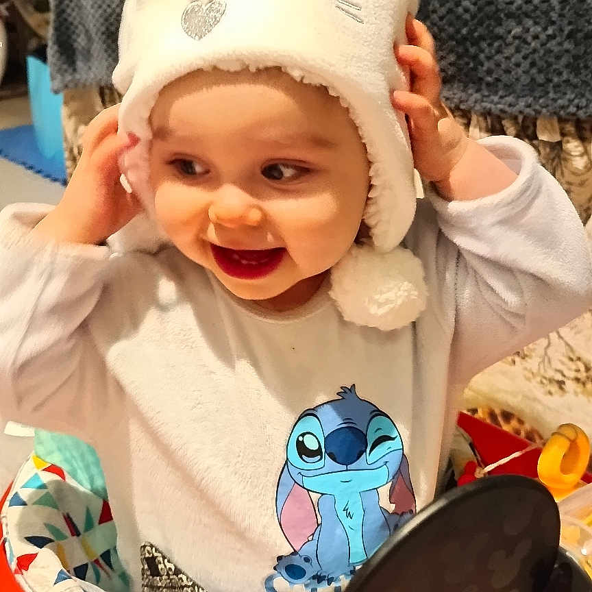 Affigem a rejoint le concours — aidez-le/la à gagner de superbes lots ! baby, bonnet, cap, clothing, couch, cushion, cutlery, electronics, face, furniture, happy, hat, head, homedecor, indoors, person, photoframe, photography, portrait, spoon