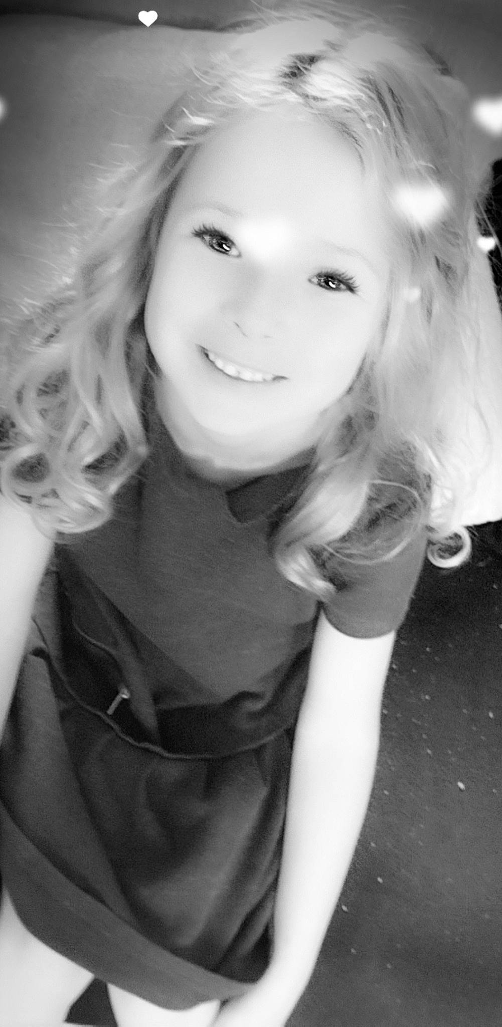 Rose participe au concours pour gagner de l'argent avec cette photo : black_and_white, black_hair, eye, eyebrow, eyelash, face, flash_photography, gesture, hair, hairstyle, happy, head, iris, joy, lip, mouth, nose, person, shoulder, skin