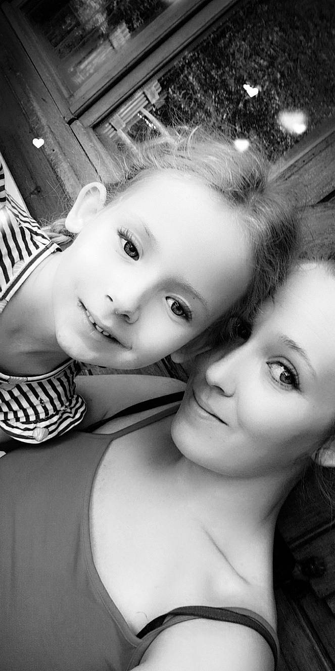 Rose a rejoint le concours — aidez-le/la à gagner de superbes lots ! black, black_and_white, cheek, chin, cool, eye, eyebrow, eyelash, flash_photography, gesture, happy, iris, joy, lip, mouth, nose, person, shoulder, skin, standing