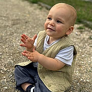 Elyo participe au concours pour gagner de l'argent avec cette photo : toddler, child, sitting, clapping, vest, white_shirt, pants, shoes, outdoor, gravel, happy, cute, smiling, baby, person, young_child, casual_clothing, natural_light, portrait, playful