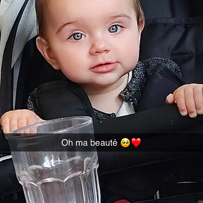Alizéa a rejoint le concours — aidez-le/la à gagner de superbes lots ! adult, baby, beverage, bodypart, cup, face, finger, flower, flowerarrangement, flowerbouquet, glass, hand, head, jar, male, man, person, photography, plant, portrait