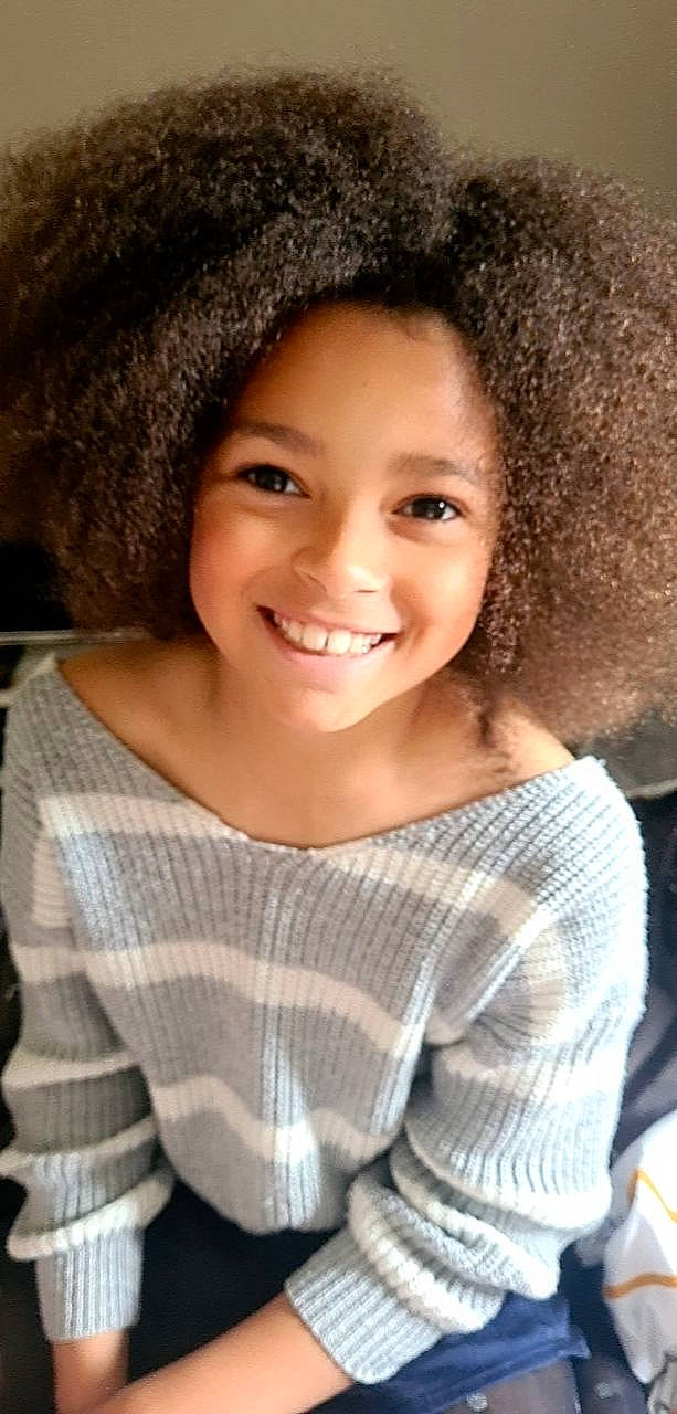 Kéhyna participe au concours pour gagner de l'argent avec cette photo : black_hair, cheek, chin, clothing, cool, eye, eyebrow, flash_photography, forehead, happy, iris, jheri_curl, joy, lip, long_hair, nose, organ, people, person, skin