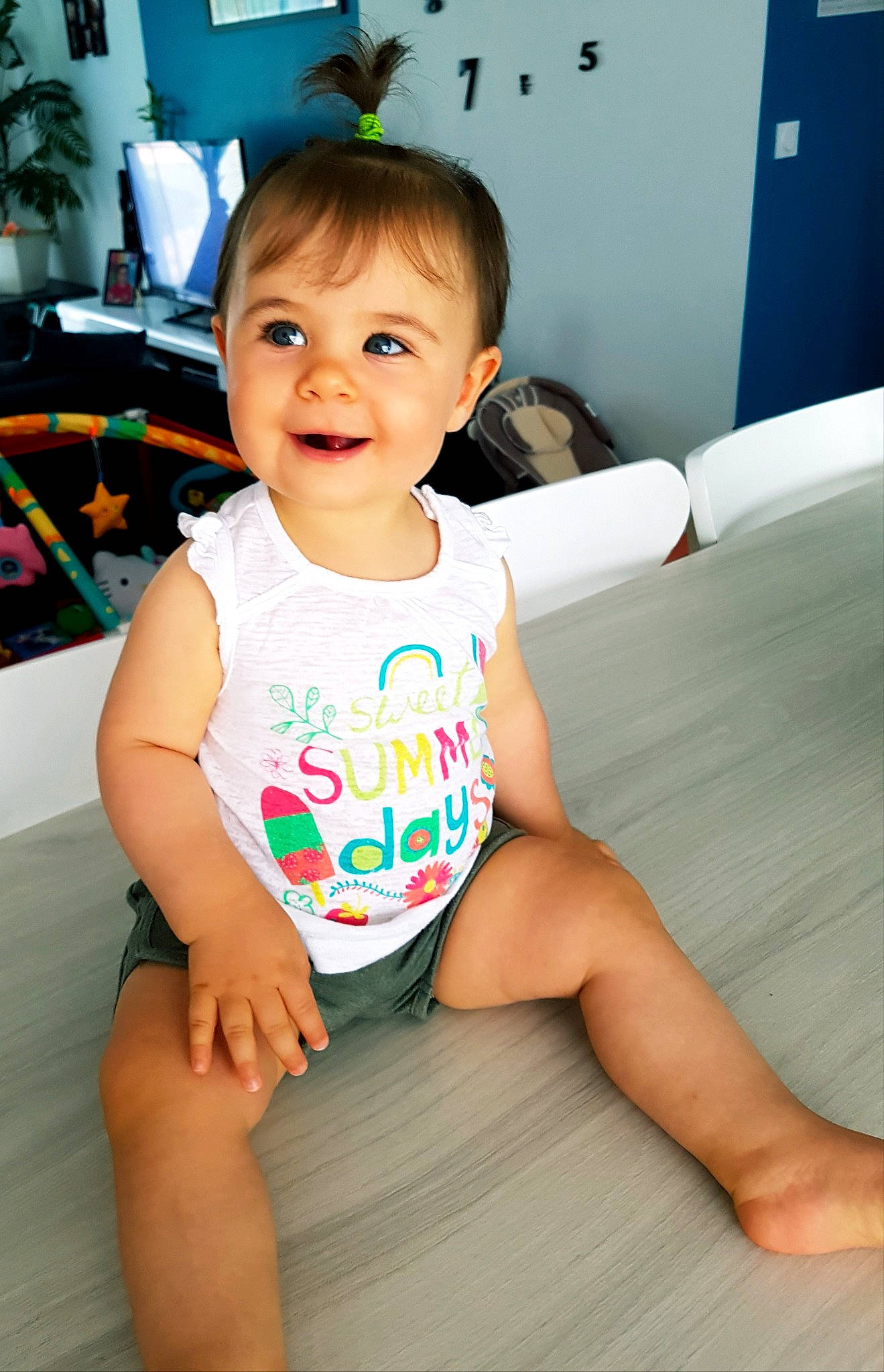 Camille a rejoint le concours — aidez-le/la à gagner de superbes lots ! baby_toddler_clothing, cheek, chin, eye, face, facial_expression, floor, hairstyle, happy, head, human_body, joint, joy, leg, neck, person, shoulder, skin, sleeve, smile