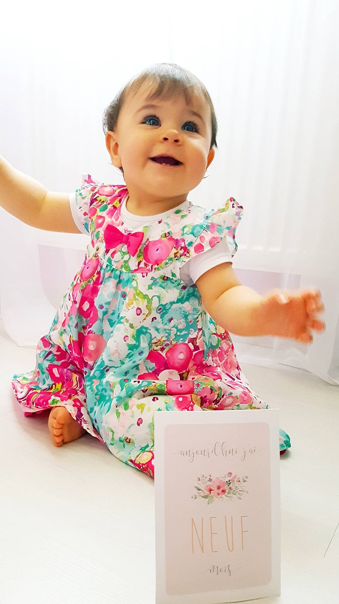 Camille participe au concours pour gagner de l'argent avec cette photo : arm, baby_toddler_clothing, child, day_dress, dress, finger, fun, gesture, happy, joy, magenta, one_piece_garment, pattern, person, pink, skin, sleeve, smile, standing, t_shirt