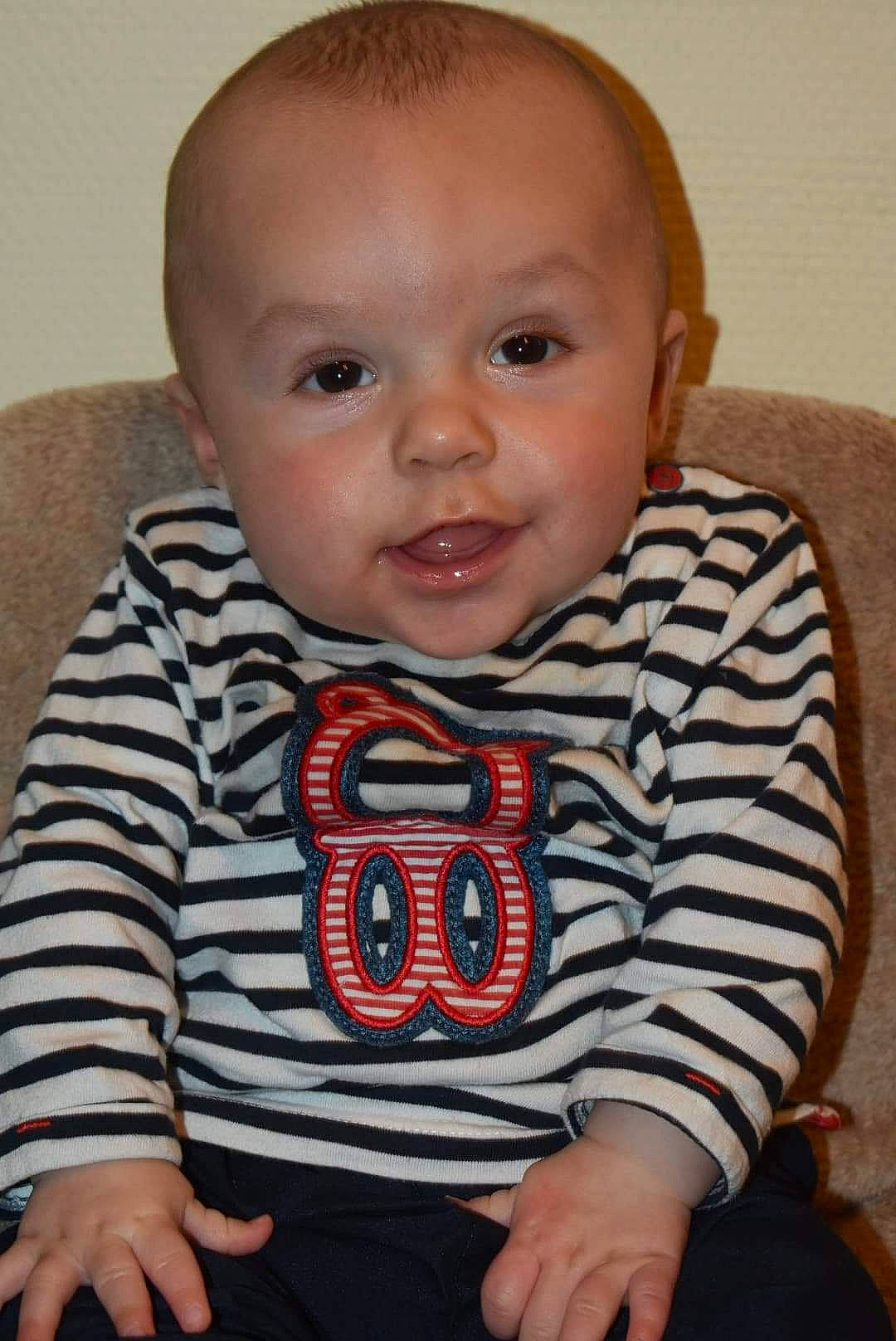 Timéo a rejoint le concours — aidez-le/la à gagner de superbes lots ! baby, baby_toddler_clothing, cheek, child, chin, comfort, eyelash, facial_expression, happy, human_body, iris, lip, neck, nose, pattern, person, skin, sleeve, smile, t_shirt