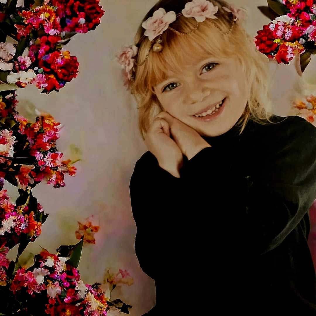 Maëlys a rejoint le concours — aidez-le/la à gagner de superbes lots ! blonde, brownhair, child, clothing, dahlia, face, female, flower, flowerarrangement, girl, hair, happy, head, person, petal, photography, plant, portrait, sleeve, smile