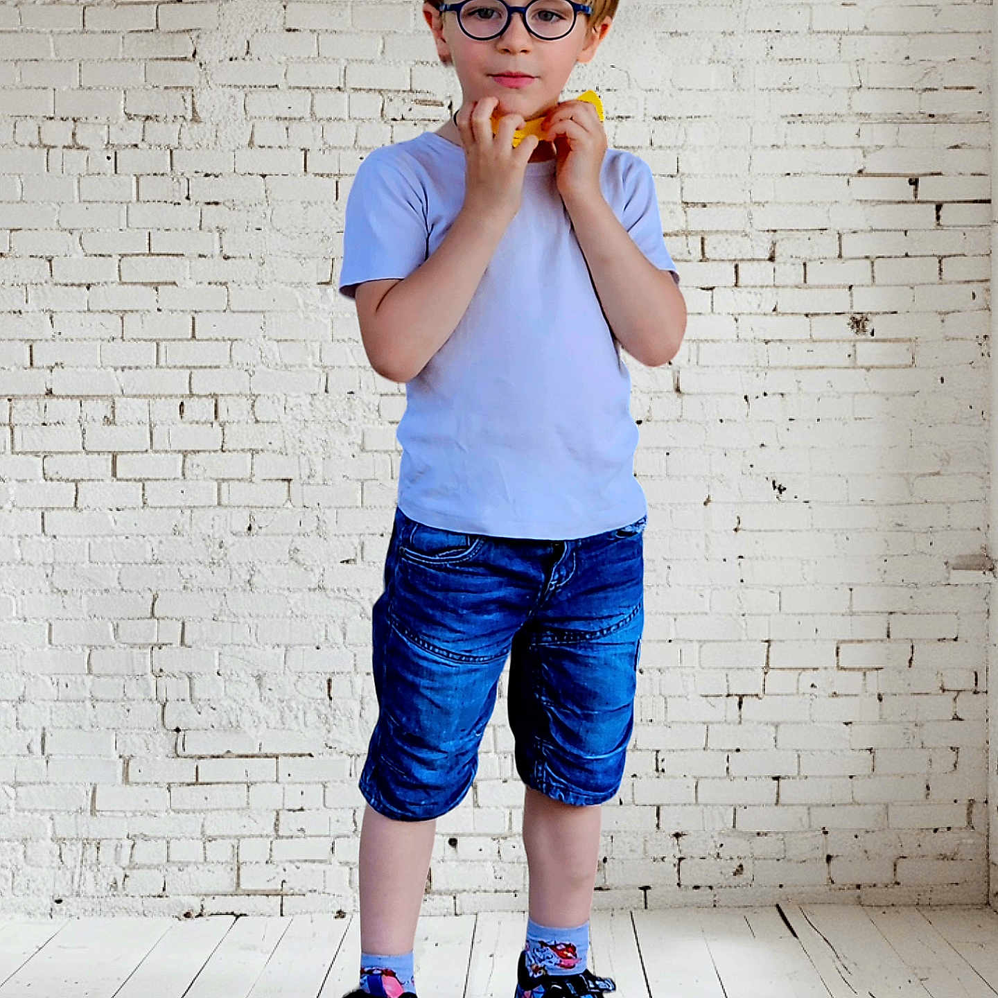Timéo participe au concours pour gagner de l'argent avec cette photo : accessories, boy, child, clothing, cream, dessert, eating, face, food, footwear, glasses, head, icecream, jeans, male, pants, person, shoe, shorts, sleeve