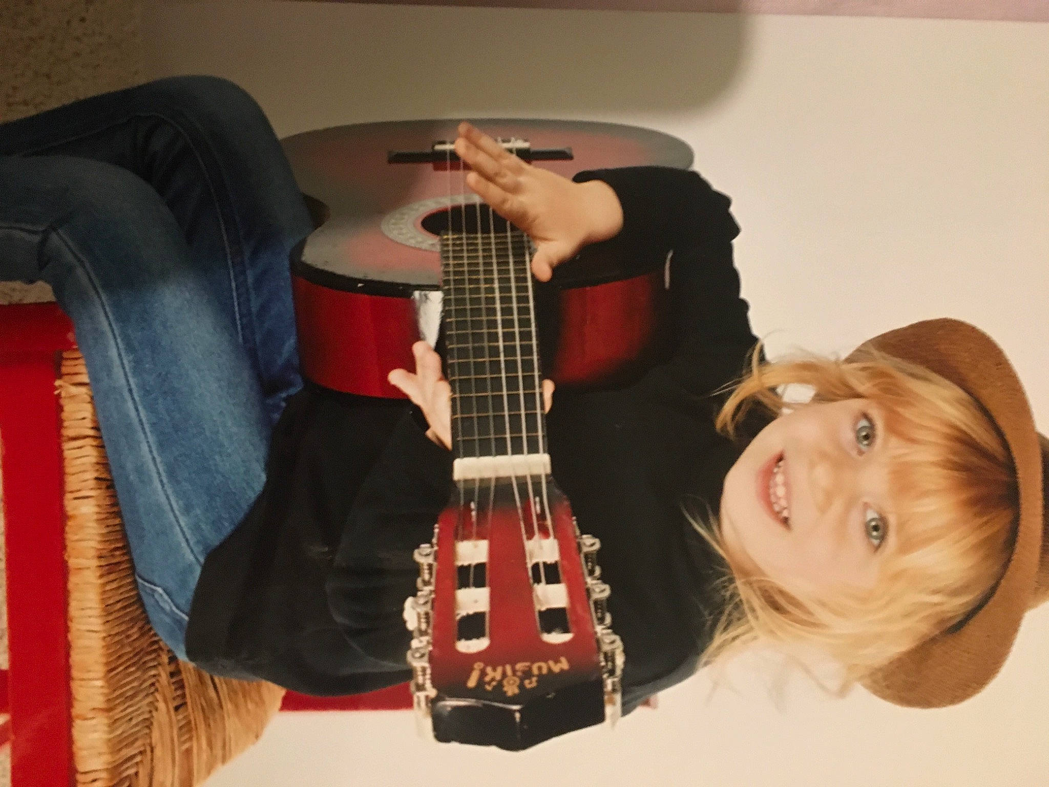 Maëlys a rejoint le concours — aidez-le/la à gagner de superbes lots ! acoustic_guitar, electric_guitar, electronic_instrument, electronic_musical_instrument, finger, folk_instrument, guitar, guitar_accessory, guitarist, joy, music, musical_instrument, musical_instrument_accessory, musician, person, plucked_string_instruments, smile, string_instrument, string_instrument_accessory, violin_family