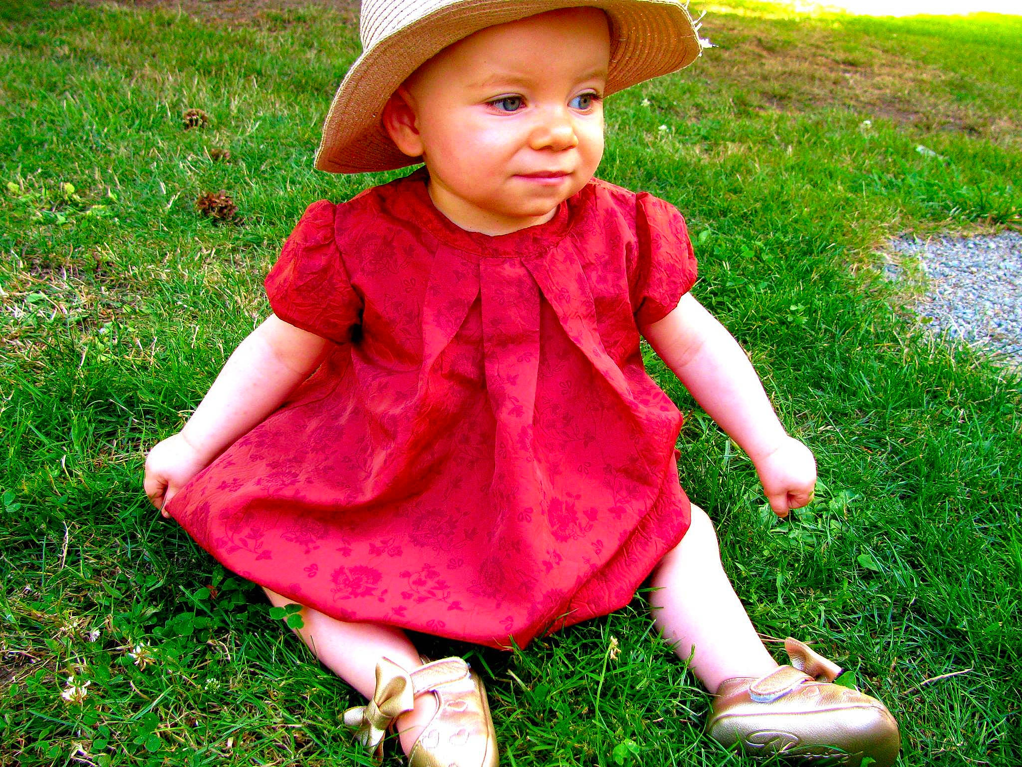 Maëlys participe au concours pour gagner de l'argent avec cette photo : baby, baby_toddler_clothing, child, child_model, clothing, dress, grass, hat, headgear, lawn, pattern, person, pink, plant, play, smile, sun_hat, toddler