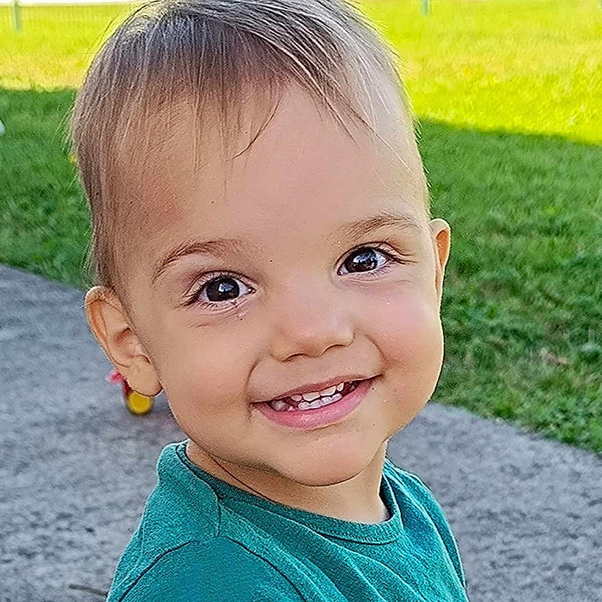 Jules a rejoint le concours — aidez-le/la à gagner de superbes lots ! casual_clothing, child, concrete, cute, daylight, eyes, face, grass, green, hair, happy, head, nature, outdoor, person, portrait, skin, smile, toddler, young_child