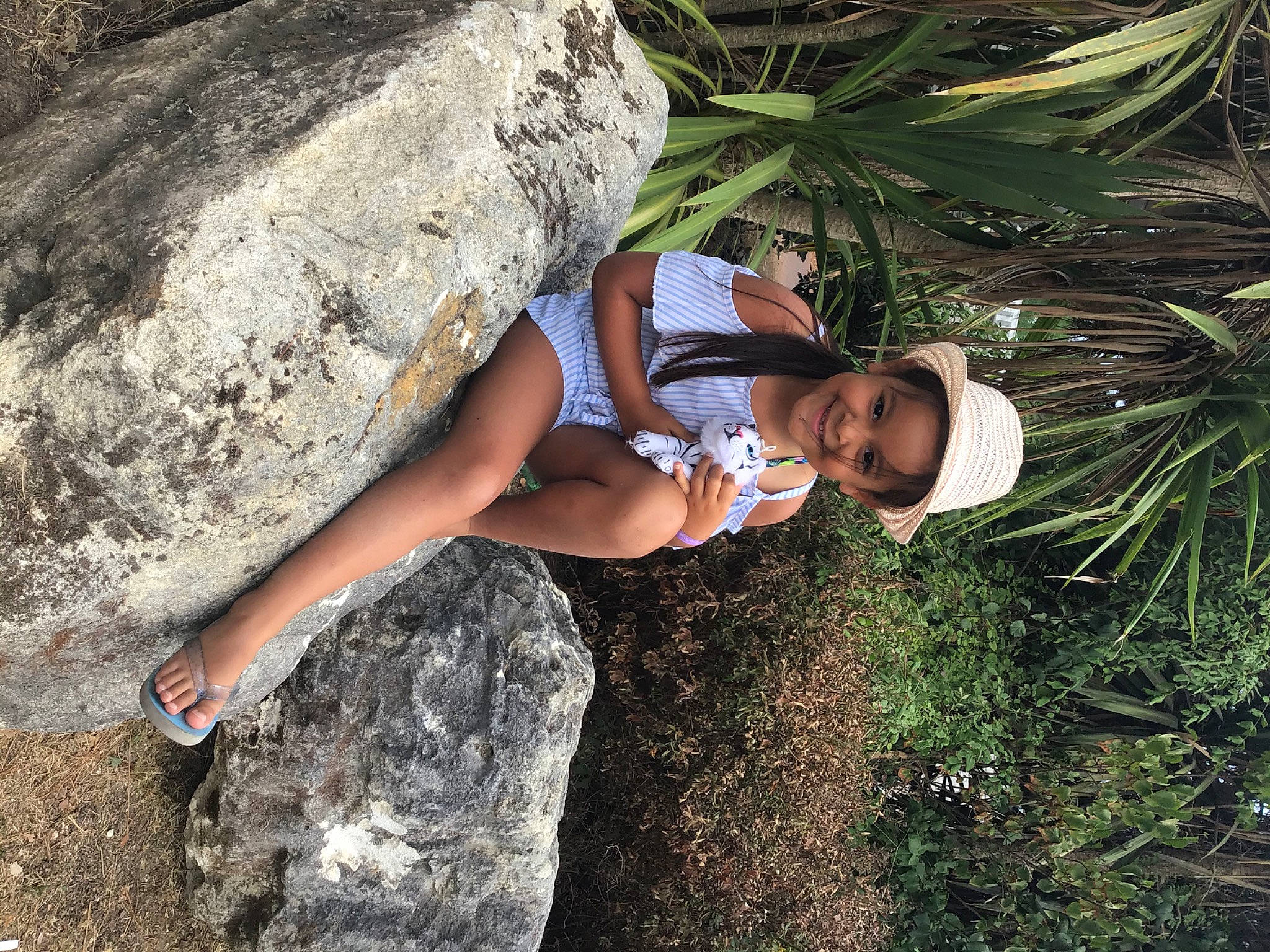 Maya participe au concours pour gagner de l'argent avec cette photo : arecales, bedrock, eyewear, flash_photography, glasses, grass, human_leg, joy, knee, landscape, leg, leisure, outcrop, people_in_nature, person, plant, shorts, sunglasses, t_shirt, terrestrial_plant