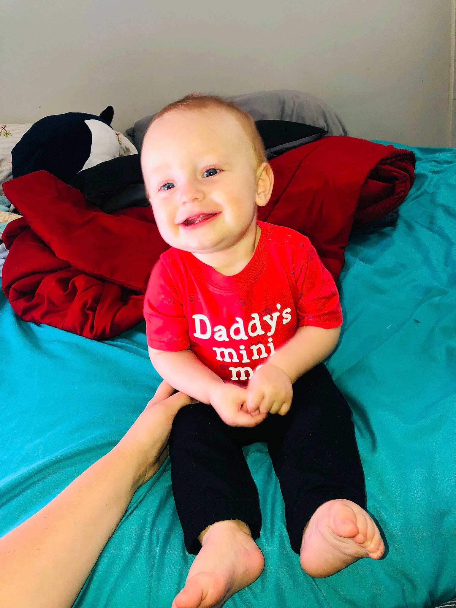 Bryliex is registered to the contest to win money with this photo: baby, baby_toddler_clothing, child, comfort, electric_blue, finger, fun, gesture, grass, happy, joy, leisure, magenta, people, person, pink, product, sitting, sleeve, smile