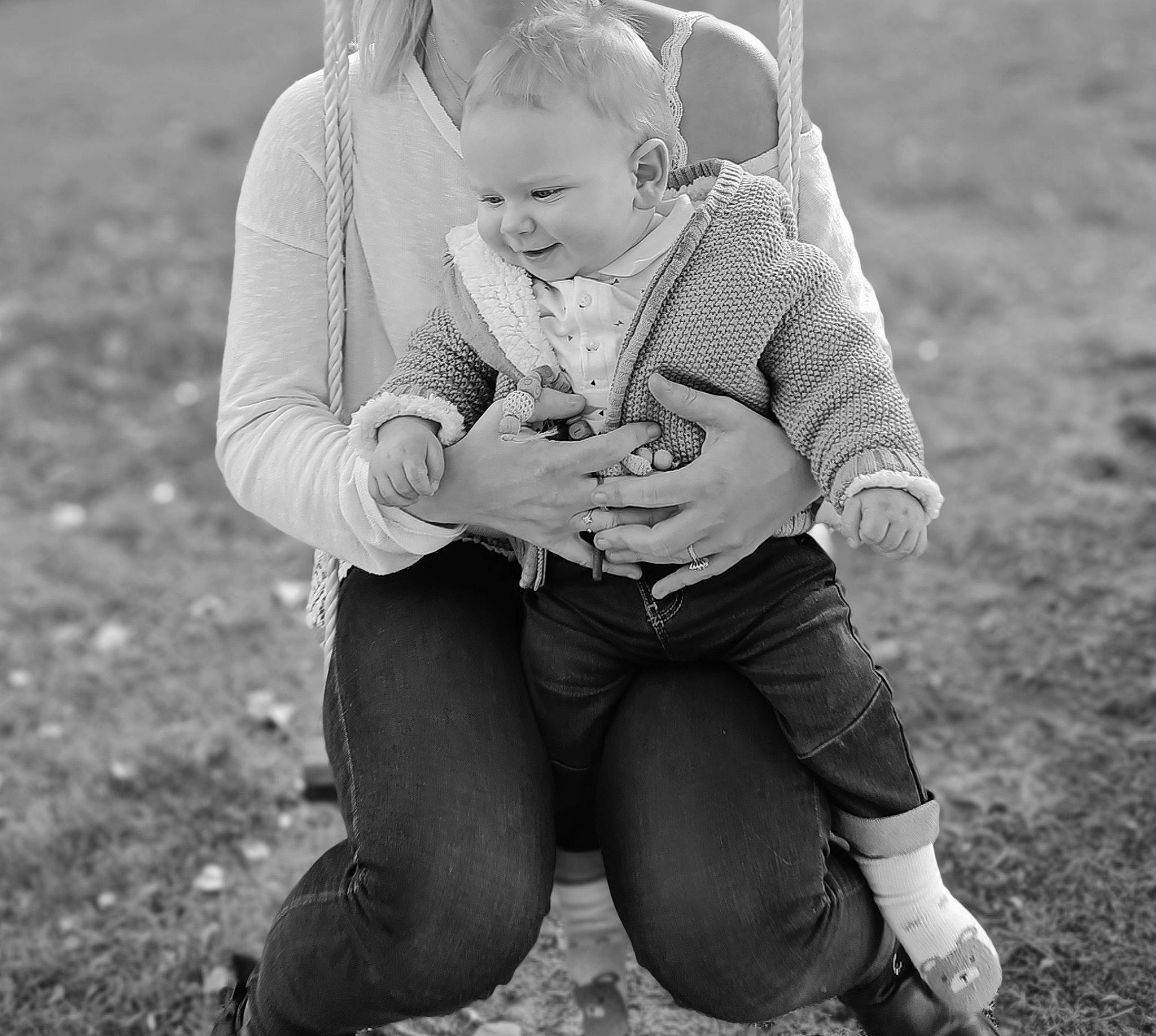 Tiago a rejoint le concours — aidez-le/la à gagner de superbes lots ! baby, black, black_and_white, flash_photography, fun, gesture, grass, grey, happy, monochrome, people, people_in_nature, person, photograph, shorts, sneakers, standing, style, toddler, vertebrate