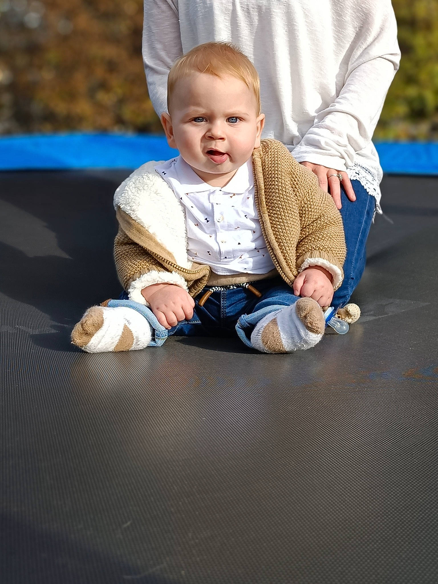 Tiago a rejoint le concours — aidez-le/la à gagner de superbes lots ! baby, baby_products, baby_toddler_clothing, cheek, child, comfort, electric_blue, face, fun, gesture, grass, happy, head, leisure, person, portrait_photography, recreation, sitting, sleeve, smile