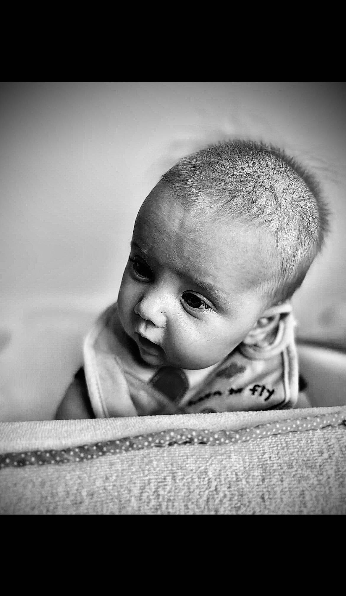 Sandro a rejoint le concours — aidez-le/la à gagner de superbes lots ! baby, black_and_white, cheek, child, close_up, comfort, flash_photography, flooring, fun, happy, head, iris, monochrome, monochrome_photography, mouth, person, room, sitting, still_life_photography, toddler