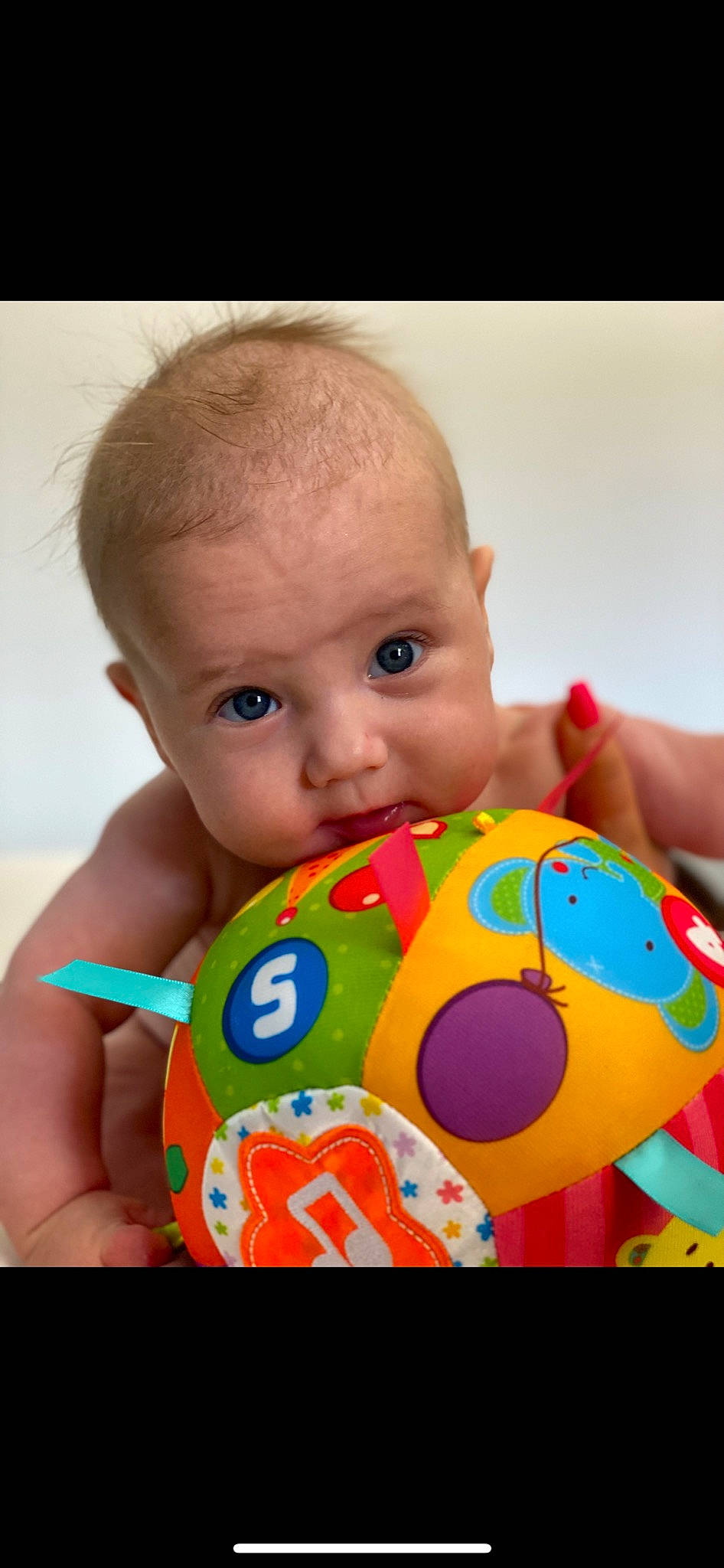 Sandro a rejoint le concours — aidez-le/la à gagner de superbes lots ! arm, baby, baby_playing_with_toys, baby_products, baby_toddler_clothing, beauty, cheek, chest, child, close_up, eye, finger, fun, happy, mouth, nose, person, play, skin, toddler